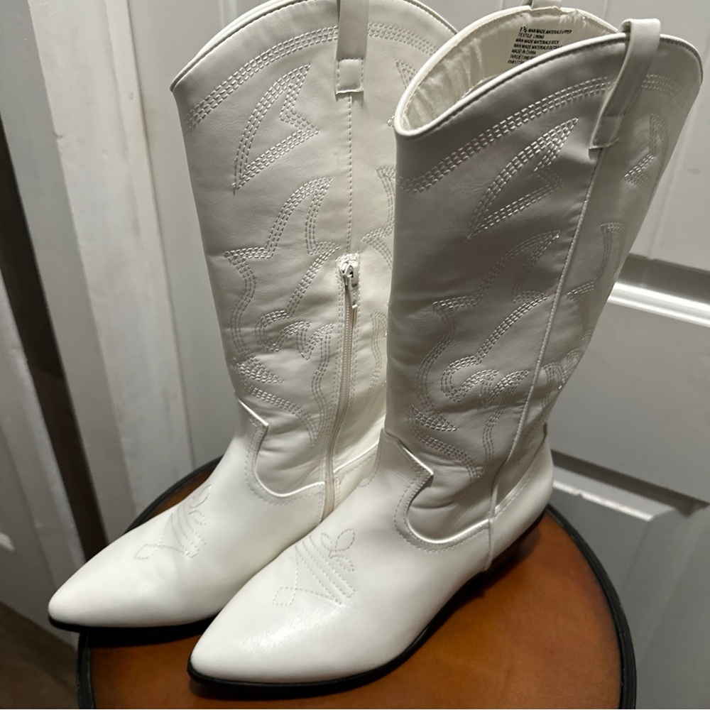 Elegant White Embroidered Heeled Boots